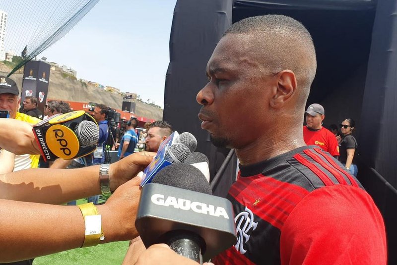Juan concede entrevista após jogo entre masters de River Plate e Flamengo, em Lima, Peru