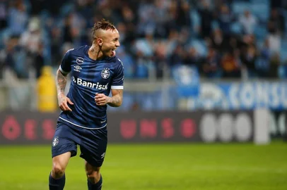 PORTO ALEGRE, RS, BRASIL, 22-08-2018. Grêmio joga contra o Cruzeiro na Arena pelo Campeonato Brasileiro. Na foto: Everton (FÉLIX ZUCCO/AGÊNCIA RBS)