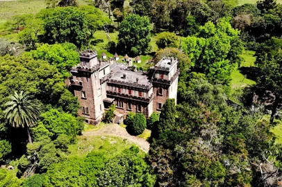  PEDRAS ALTAS - RS- BRASIL- 20/11/2019- O Castelo de Pedras Altas está localizado no município brasileiro de Pedras Altas, no estado do Rio Grande do Sul. Erguido entre 1909 e 1913, em estilo medieval, o castelo foi construído para o diplomata Joaquim Francisco de Assis Brasil, que transformou sua granja em uma moderna propriedade de campo, desempenhando importante papel na agropecuária gaúcha. Em 1999, Pedras Altas foi tombado pelo Instituto do Patrimônio Histórico e Artístico do Estado.   FOTO FERNANDO GOMES/ ZERO HORA.
