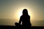 Mulher medita de frente para o sol. Saiba quais os benefícios que a meditação traz para a saúde. CADERNO VIDA. 29/04/2016.