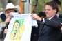  Brazilian President Jair Bolsonaro holds a t-shirt that reads 'Make Brazil great again' during the launch of his new party, the Alliance for Brazil, at a hotel in Brasilia on November 21, 2019. - Bolsonaro left the Social Liberal Party after a disagreement with the party president Luciano Bivar. (Photo by EVARISTO SA / AFP)Editoria: POLLocal: BrasíliaIndexador: EVARISTO SASecao: politics (general)Fonte: AFPFotógrafo: STF
