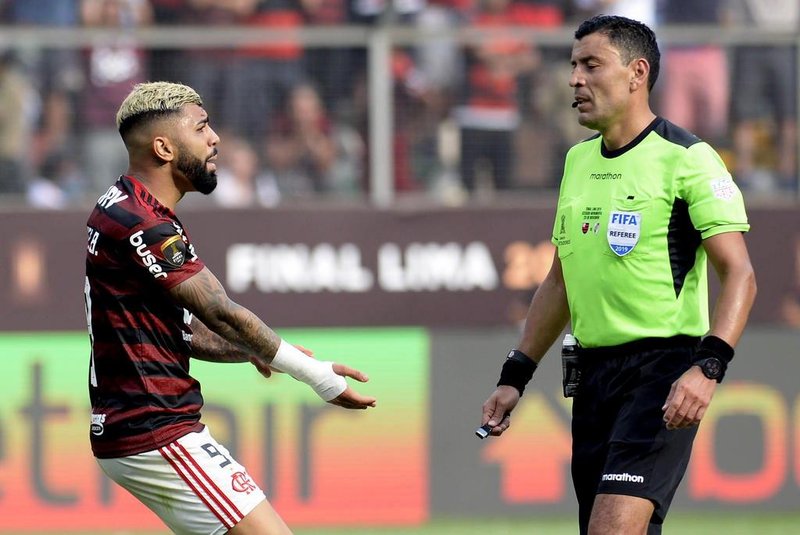  Flamengo's Gabriel Barbosa speaks with Chilean referee Roberto Tobar during the Copa Libertadores final football match against Argentina's River Plate. at the Monumental stadium in Lima, on November 23, 2019. (Photo by Ernesto BENAVIDES / AFP)Editoria: SPOLocal: LimaIndexador: ERNESTO BENAVIDESSecao: soccerFonte: AFPFotógrafo: STR