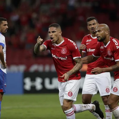  PORTO ALEGRE, RS, BRASIL, 24/11/2019- Inter x Fortaleza: jogo da 34ª rodada do Brasileirão, no estádio Beira-rio. Paolo Guerrero, Rodrigo Moledo (FOTOGRAFO: MATEUS BRUXEL / AGENCIA RBS)