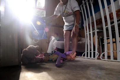  CAXIAS DO SUL, RS, BRASIL (25/11/2019)Zezinha de Fátima Ribeiro, 40 anos, recicladora que mora no bairro Reolon e teve roubados cerca de 240 brinquedos que tinha arrecadado para festa de Natal que promove para as crianças do bairro. A casa onde ela guardava os brinquedos foi arrombada na manhã desta segunda-feira (25) e fica na Rua Antenor dos Santos, 255. (Antonio Valiente/Agência RBS)