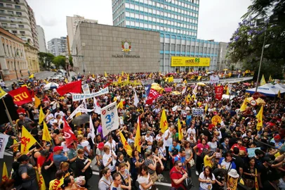  PORTO ALEGRE, RS, BRASIL, 26-11-2019: Assembleia do CPERS em frente ao Palácio do Piratini, na Praça da Matriz em Porto Alegre. Professores e servidores do estado mantiveram a greve (FOTO FÉLIX ZUCCO/AGÊNCIA RBS, Editoria de Notícias).