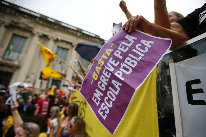 Professores realizaram assembleia em frente ao Palácio Piratini nesta terça-feira (26).
