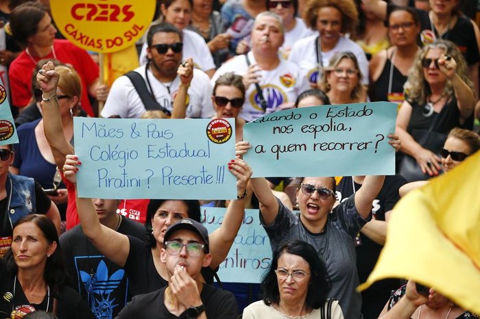 Com cartazes, mestres externaram insatisfação com propostas do governo Eduardo Leite.