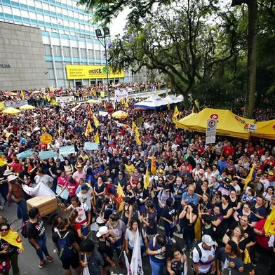  PORTO ALEGRE, RS, BRASIL, 26-11-2019: Assembleia do CPERS em frente ao Palácio do Piratini, na Praça da Matriz em Porto Alegre. Professores e servidores do estado mantiveram a greve (FOTO FÉLIX ZUCCO/AGÊNCIA RBS, Editoria de Notícias).