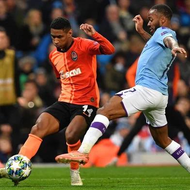  Manchester City's English midfielder Raheem Sterling (R) challenges Shakhtar Donetsk's Brazilian forward Tete (L) during the UEFA Champions League football Group C match between Manchester City and Shakhtar Donetsk at the Etihad Stadium in Manchester, north west England on November 26, 2019. (Photo by Paul ELLIS / AFP)Editoria: SPOLocal: ManchesterIndexador: PAUL ELLISSecao: soccerFonte: AFPFotógrafo: STF
