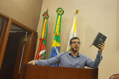 Vereador Rafael Bueno (PDT) leva Bíblia à tribuna e critica evangélicos