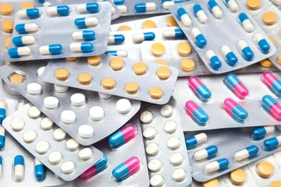 Cartelas com comprimidos empilhadas uma em cima da outra