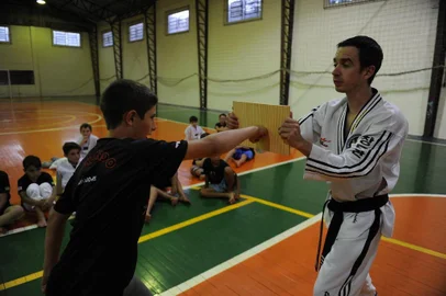  GRAMADO, RS, BRASIL, 27/11/2019 - Projeto Guerreiros da Pena e da Paz, de Gramado, leva o taekwondo para crianças da Escola Pedro Zucolotto, do bairro Três Pinheiros. O responsável pel projeto é o professor de artes marciais, Gustavo Schneider. (Marcelo Casagrande/Agência RBS)