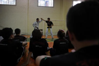  GRAMADO, RS, BRASIL, 27/11/2019 - Projeto Guerreiros da Pena e da Paz, de Gramado, leva o taekwondo para crianças da Escola Pedro Zucolotto, do bairro Três Pinheiros. O responsável pel projeto é o professor de artes marciais, Gustavo Schneider. (Marcelo Casagrande/Agência RBS)