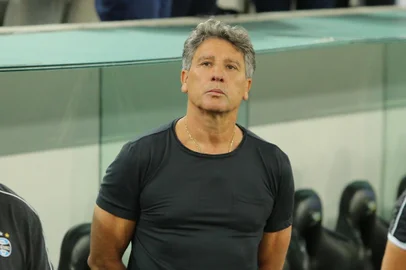 Campeonato Brasileiro SÃÂ©rie A - ATHLETICO X GRÃÅ MIO. O tÃÂ©cnico Renato GaÃÂºcho, do GrÃÂªmio, observa os atletas durante a partida. (Foto: JosÃÂ© Tramontin/Zimel Press/Lancepress!)