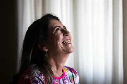  PORTO ALEGRE, RS, BRASIL, 01-09-2019: Roselaine de Avila Peres, 59 anos, em casa, no bairro Tristeza, na zona sul. Ela fará 60 anos no dia 07 de setembro, data que, de acordo com pesquisas e projeções, deve marcar a virada demográfica do Rio Grande do Sul, ou seja, o número de gaúchos com 60 anos ou mais deverá superar o contingente de crianças e adolescentes de zero a 14 anos. (Foto: Mateus Bruxel / Agência RBS)Indexador: Mateus Bruxel
