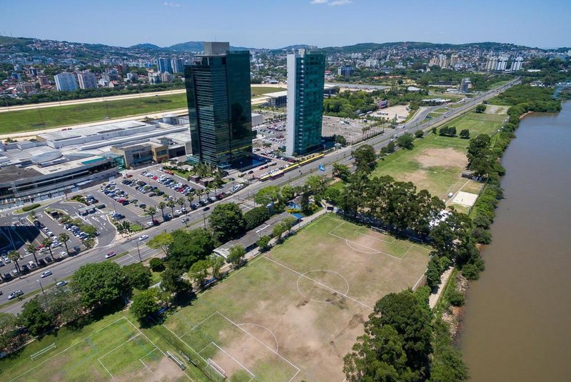  A prefeitura de Porto Alegre pretende adquirir uma área que é do Grêmio. Neste local funciona uma escolinha de futebol, mas a prefeitura quer transformar a área em um novo espaço revitalizado da orla do GuaíbaLocal: Lagoa Dos Patos