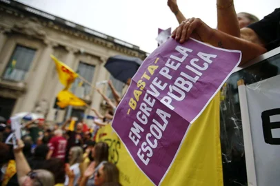  PORTO ALEGRE, RS, BRASIL, 26-11-2019: Assembleia do CPERS em frente ao Palácio do Piratini, na Praça da Matriz em Porto Alegre. Professores e servidores do estado mantiveram a greve (FOTO FÉLIX ZUCCO/AGÊNCIA RBS, Editoria de Notícias).Indexador: Felix Zucco