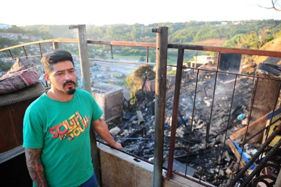 CAXIAS DO SUL, RS, BRASIL, 29/11/2019. Um incêndio destruiu doze casas de madeira na Rua das Bordadeiras, no bairro Belo Horizonte, em Caxias do Sul. As chamas começaram por volta das 20h50min desta quinta-feira (28). Giovani Campos perdeu a casa onde residia com a mulher e dois filhos. (Porthus Junior/Agência RBS)