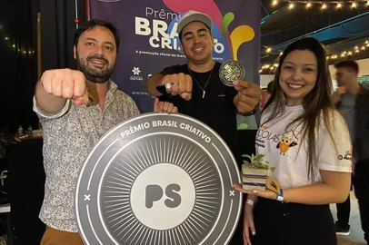 Projeto caxiense Hip Hop nas Escolas foi o vencedor do Prêmio Brasil Criativo na categoria Música. Na foto, Luciano Balen, Chiquinho Divilas e Andrelise Reis