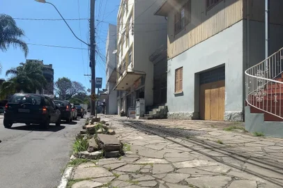 Calçada na Rua Matteo Gianella aguarda por reforma. Foto do projeto Família Pedrosa, a Família Pedestre.