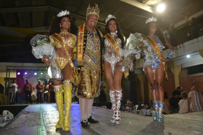 Pela segunda vez consecutiva, a rainha do Carnaval é da Academia de Samba Praiana. Íris Neto foi eleita a soberana da folia porto-alegrense na madrugada deste domingo na quadra da Império da Zona Norte. Ela tem 32 anos e é jornalista. A primeira princesa, Laís Gomes, é da Unidos da Vila Mapa. Aos 21 anos, ela é acadêmica de Medicina. E a segunda princesa é Larissa da Cruz, dos Bambas da Orgia. Ela tem 20 anos e é estudante de administração.