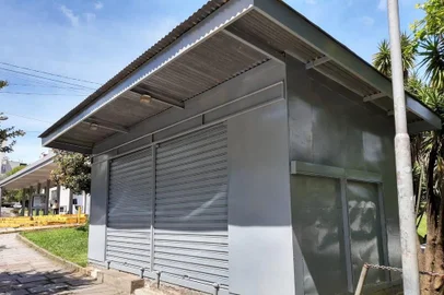 Banca de revista pintada pela prefeitura de Caxias após desocupação