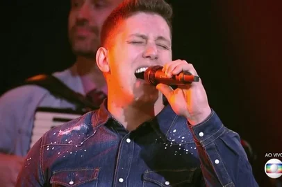O Popstar contou com um dueto para abrir para a tarde: Jakson Follmann - que está imune após a apresentação do domingo ado - e Gustavo Mioto cantaram Impressionando os Anjos e agitaram o público. Programa. Rede Globo. TV