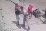 Câmera de segurança flagra PMs agredindo jovens durante abordagem em Pelotas