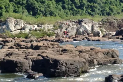 Corpo de Bombeiros Militar de Farroupilha realiza buscas ao caxiense Gustavo Forner, 24 anos, que desapareceu em Nova Roma do Sul no domingo (1º).