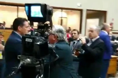  FRAME. PORTO ALEGRE, RS, BRASIL, 04/12/2019. A sessão conjunta das comissões na Câmara de Porto Alegre foi marcada por uma rusga entre dois vereadores na manhã desta quarta-feira (4). Valter Nagelstein (MDB) e Adeli Sell (PT) protagonizaram uma confusão em meio ao debate de projetos na Casa. Foto: Reprodução