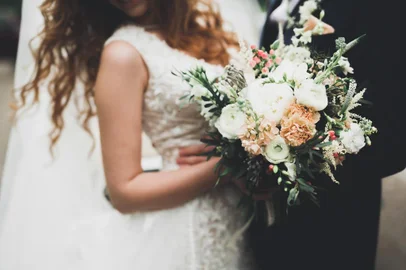 Beauty wedding bouquet with different flowers in handsBeleza bouquet de casamento com flores diferentes nas mãosIndexador: Oleg ParylyakFonte: 173733434<!-- NICAID(14316664) -->