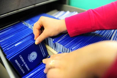  CAXIAS DO SUL, RS, BRASIL, 25/01/2018. Aumentou a procura para a confecção da Carteira de Trabalho. Um dos principais motivos são os jovens que estão fazendo a sua primeira carteira. (Porthus Junior/Agência RBS)