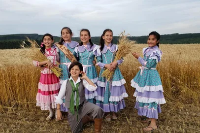 ENCRUZILHADA DO SUL (RS): Para promover a campanha Natal do Bem, da RBS TV e Banco de Alimentos, as crianças do CTG Rodeio de Encruzilhada, de Encruzilhada do Sul, foram a uma plantação de trigo para gravar um vídeo promocional. A entidade é protagonista do quarto episódio do reality, neste sábado. A coleta de alimentos conta pontos para o especial. 