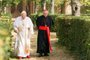 Anthony Hopkins no papel de Joseph Ratzinger, o papa bento XVI, e Jonathan Pryce no papel de Jorge Bergoglio, o papa Francisco, no filme Dois Papas, de Fernando Meirelles