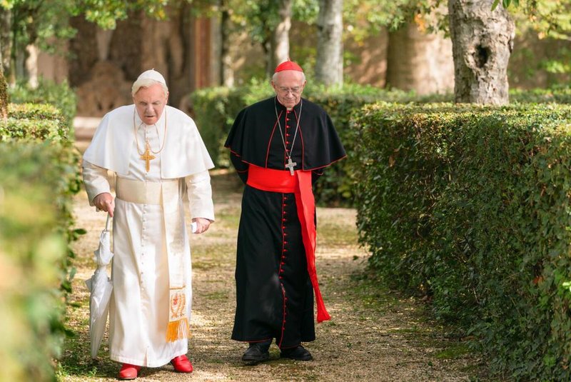 Anthony Hopkins no papel de Joseph Ratzinger, o papa bento XVI, e Jonathan Pryce no papel de Jorge Bergoglio, o papa Francisco, no filme Dois Papas, de Fernando Meirelles<!-- NICAID(14347609) -->