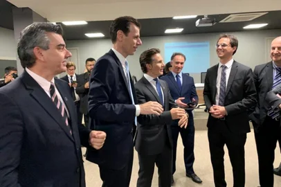 Prefeito Daniel Guerra e presidente da CIC, Ivanir Gasparin, com o secretário Nacional da Aviação Civil, Ronei Saggioro Glanzmann, na assinatura de repasse de R$ 200 milhões para aeroporto de Vila Oliva