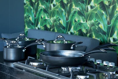 Multiflon faz outlet em Caxias. 