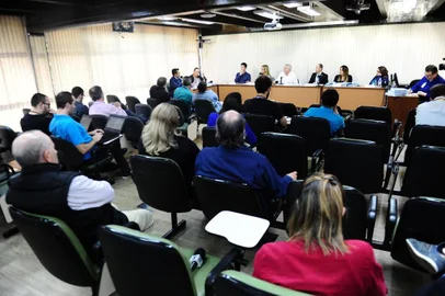  CAXIAS DO SUL, RS, BRASIL, 26/11/2019. A fase de depoimentos do processo de impeachment contra o prefeito Daniel Guerra iniciou nesta terça-feira (26), na Sala das Comissões Vereadora Geni Peteffi. Depoimento das testmunhas de defesa do prefeiro. Na foto, Joelmir Neto, secretário municipal da Cultura. (Porthus Junior/Agência RBS)