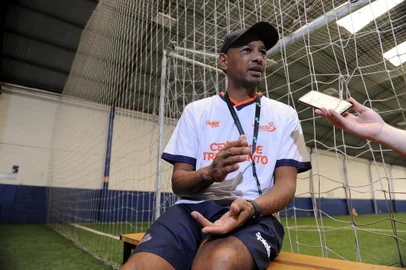  CAXIAS DO SUL, RS, BRASIL, 10/10/2019 - O ex-jogador Marcelo Costa, com passagem pela dupla Ca-Ju e Grêmio, luta contra uma insuficiência renal e aguarda por um transplante de rim. Enquanto segue o tratamento, inicia o trabalho com seu centro de treinamento para formação de jovens. (Marcelo Casagrande/Agência RBS)