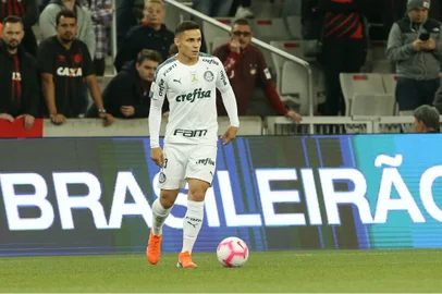 Raphael Veiga, meia do Palmeiras, está nos planos do Grêmio