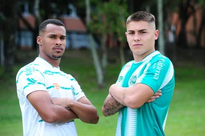  CAXIAS DO SUL, RS, BRASIL, 04/12/2019. Uniformes do Juventude para a temporada 2020. Atuaram como modelos os atletas Lucas Serafini e Yuri Paz (camisa branca). (Porthus Junior/Agência RBS)