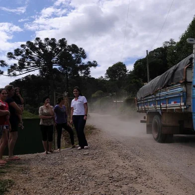  CAXIAS DO SUL, RS, BRASIL, 04/12/2019 - Moradores da Estrada Velha, que liga Caxias a  Flores da Cunha, reclamam das más condições da estrada. Poeira, trânsito intenso e buracos tomam conta do trecho de sete quilômetros onde moram mais de 30 famílias. (Marcelo Casagrande/Agência RBS)