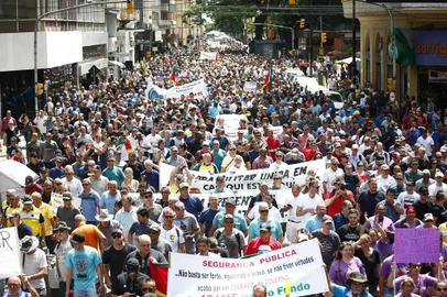  PORTO ALEGRE, RS, BRASIL - 05.12.2019 - Servidores estaduais da área da segurança EM protesto contra pacote de reforma de Eduardo Leite. (Foto: Félix Zucco/Agencia RBS)