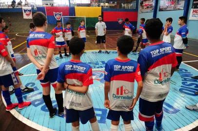  CAXIAS DO SUL, RS, BRASIL, 05/12/2019. A equipe caxiense Top Sport está na decisão da Liga Gaúcha de Futsal, na categoria sub-13. O time comandado pelo técnico Bruno Spritze Stela enfrenta a Uruguaianense, neste domingo, às 11h, no Ginásio Salgado Filho. (Porthus Junior/Agência RBS)
