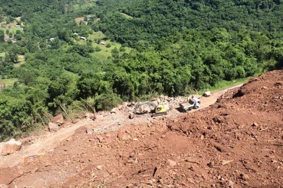 Limpeza da estrada após detonação de encosta na RS-122 em Farroupilha.