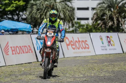  Pilotos do Rally dos Sertões passam por Porto Alegre neste sábado. A chegada era  no Anfiteatro Pôr do Sol.Indexador: Omar Freitas<!-- NICAID(14351492) -->