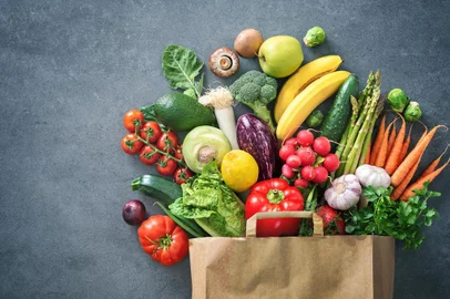  Seleção de alimentos saudáveis. Saco de compras cheio de vegetais frescos e frutas. Flat lay comida sobre a mesaIndexador: Alexander RathsFonte: 248488928