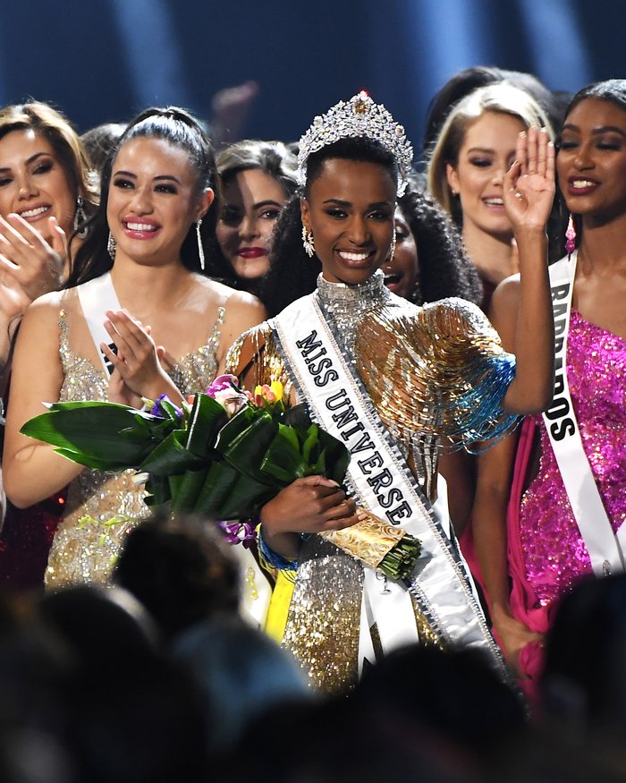 Zozibini Tunzi comemora a vitória do Miss Universo

