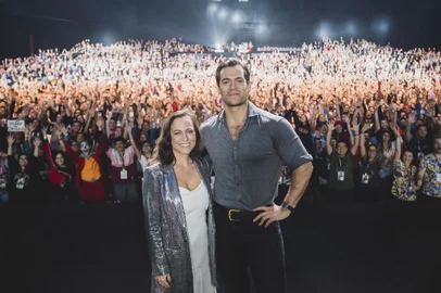 Showrunner Lauren Schmidt Hissrich e Henry Cavill no painel da CCXP 2019 sobre a nova série The Witcher, que estreia dia 20 de dezembro na Netflix