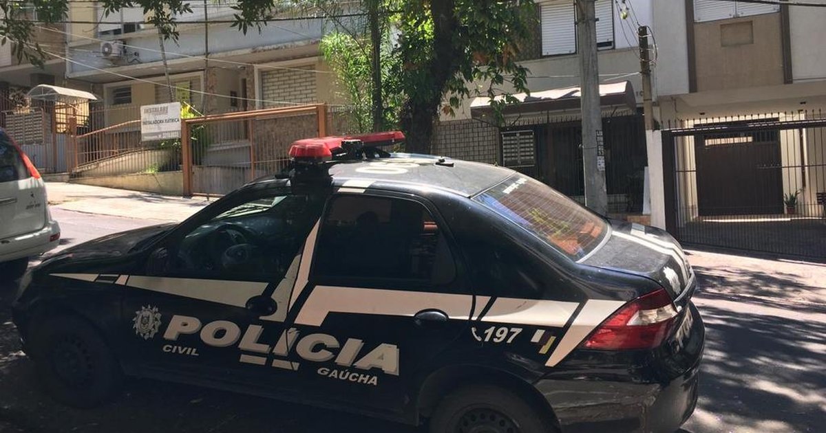Polícia tenta identificar mulher flagrada saindo de prédio onde morava idoso assassinado no bairro Bom Fim